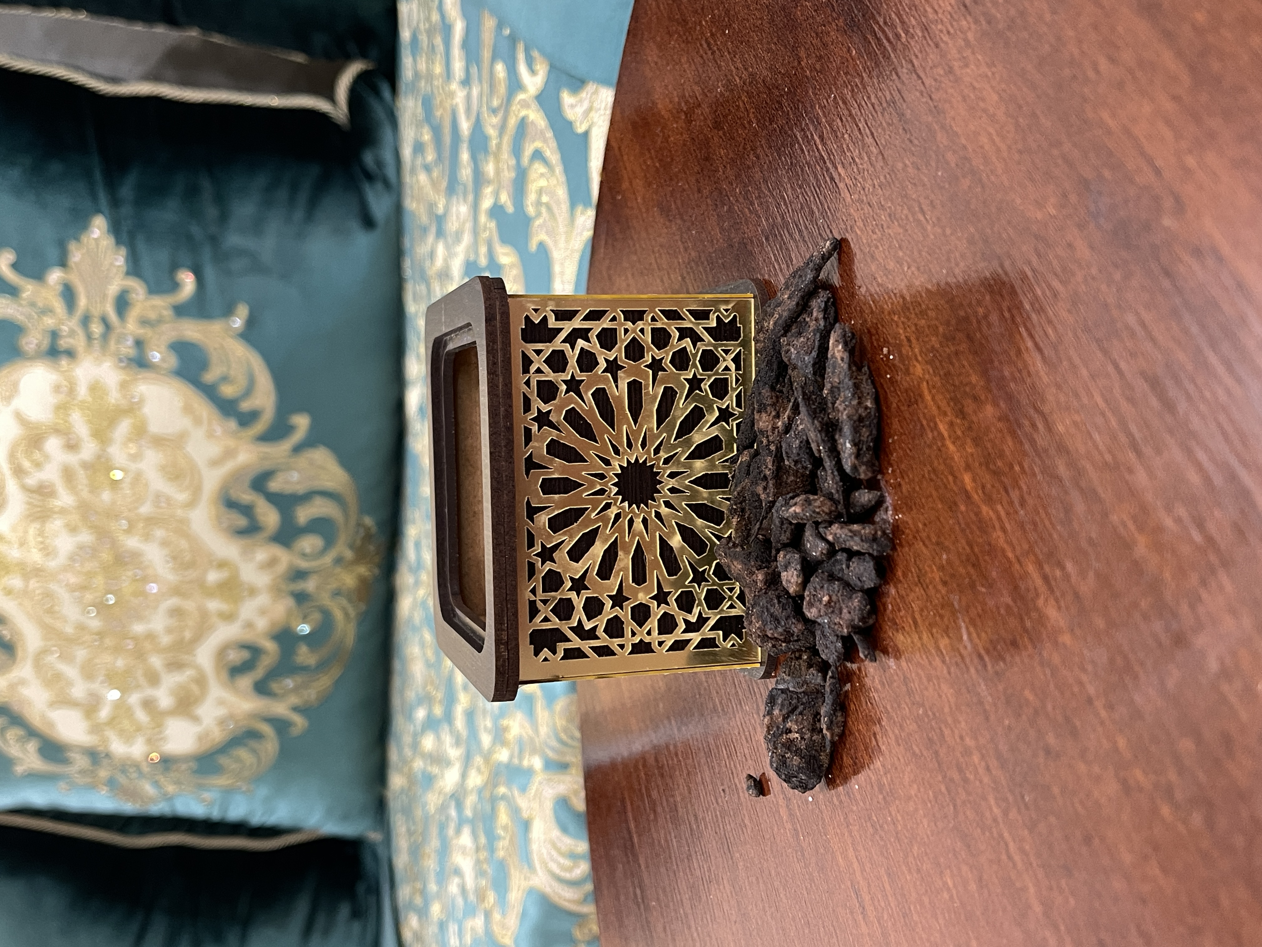 سلطان العود: فخامة العنبر وعبير الورد 40 غرام 